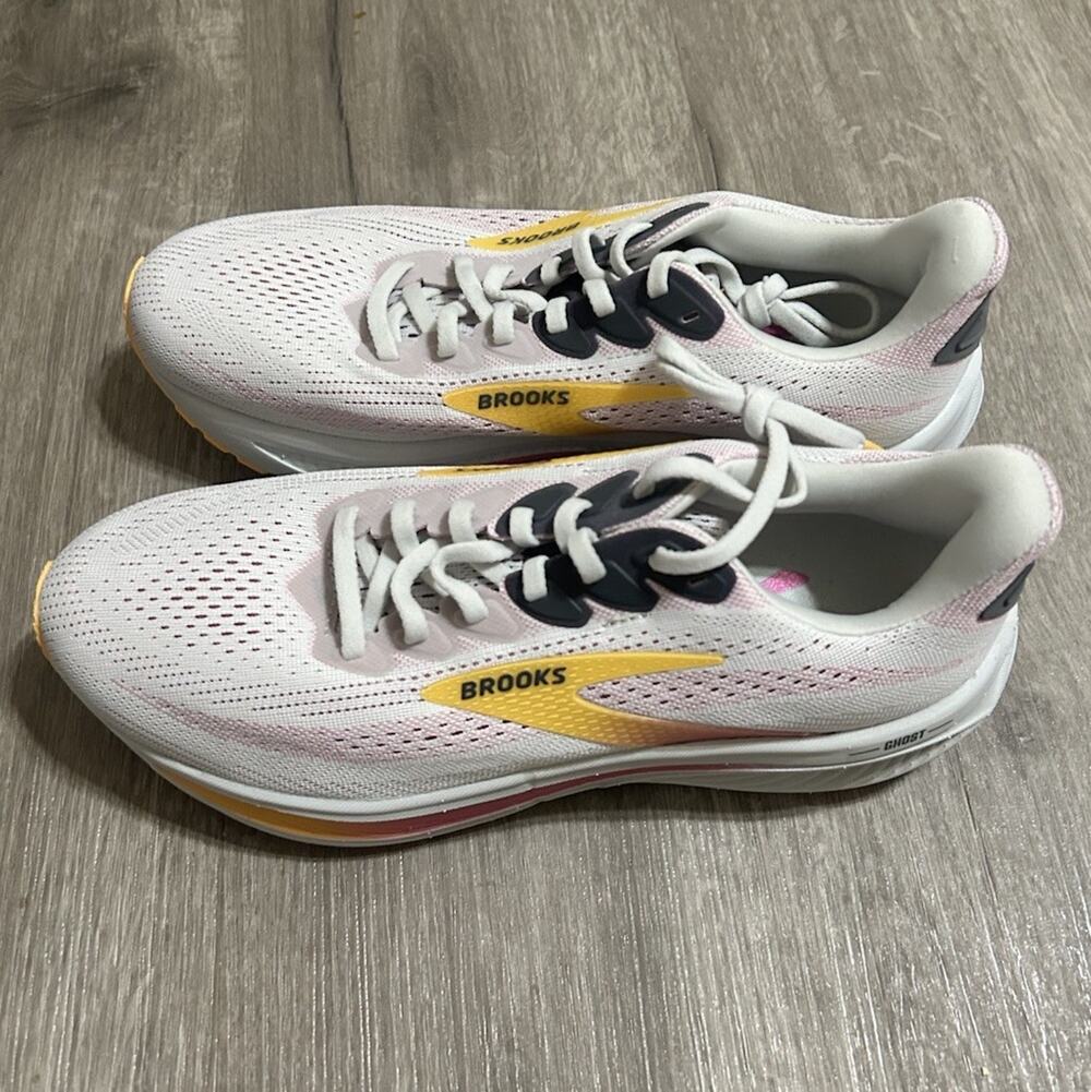 Brooks Ghost 17 Oyster Apricot Pink Women's Size 10 NWOT Running Shoes